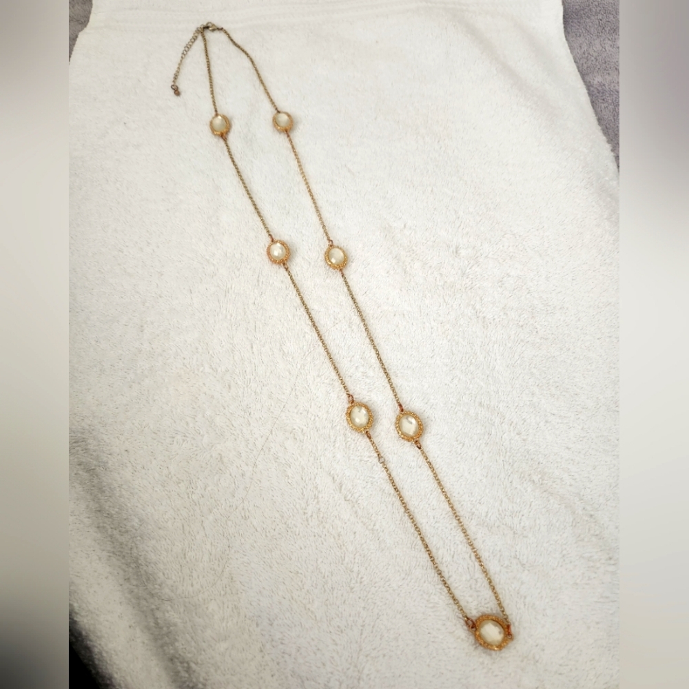 Long gold chain with opalesen accents